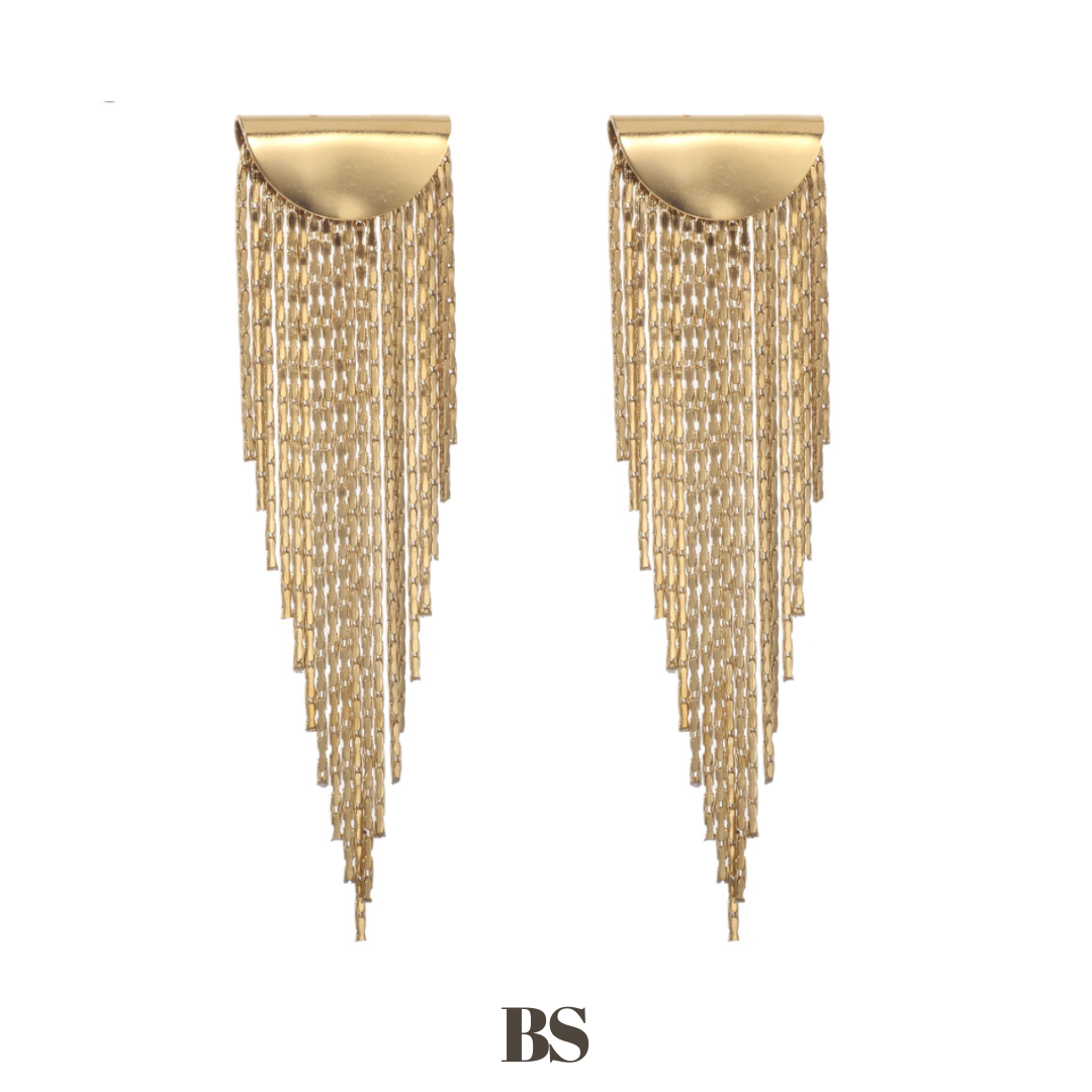 Close-up van de Golden Fringe oorbellen, met een gouden plaatje en lange franjes in verschillende lengtes die in een punt lopen, gemaakt van stainless steel, waterproof, hypoallergeen en verkleuren niet.