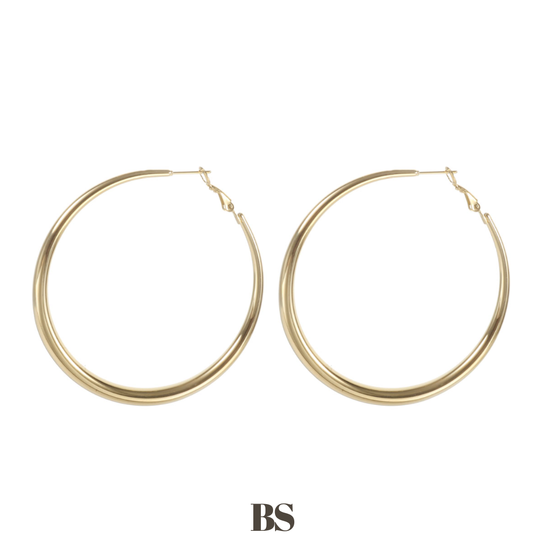 Close-up van de grote Golden Hoop Oorbellen, met een design dat van smal naar breder loopt, gemaakt van stainless steel, waterproof, hypoallergeen en verkleuren niet.