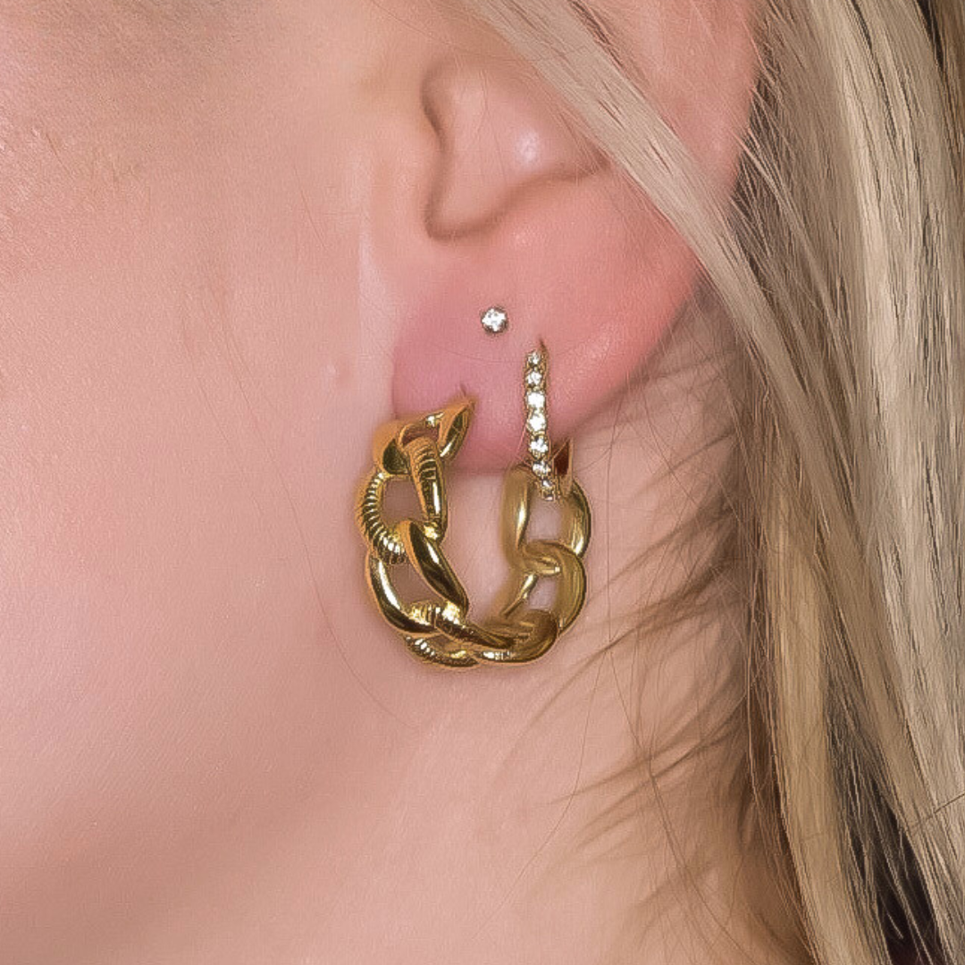 Close-up van de Bea oorbellen, met een gevlochten ontwerp en schakels die om en om een werking hebben, gemaakt van stainless steel, hypoallergeen, waterproof en verkleuren niet.