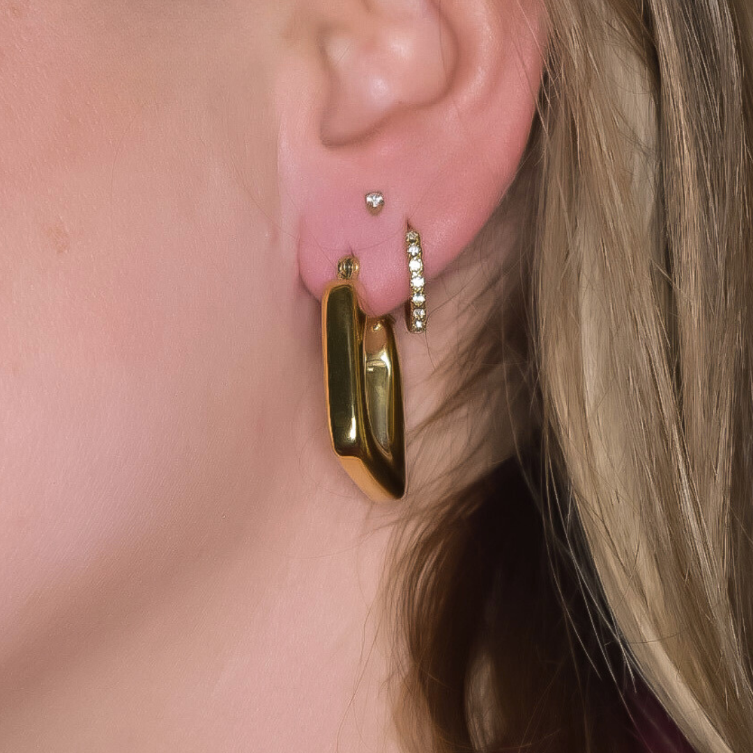 Close-up van de Britt oorbellen, met een tijdloos vierkant design, gemaakt van stainless steel, hypoallergeen, waterproof en verkleuren niet.