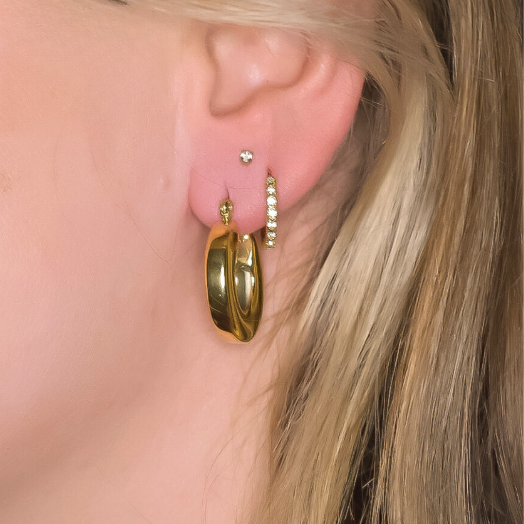 Close-up van de Goud Circle hangers, met een brede ronde vorm voor een opvallende look, gemaakt van stainless steel, hypoallergeen, waterproof en verkleuren niet.