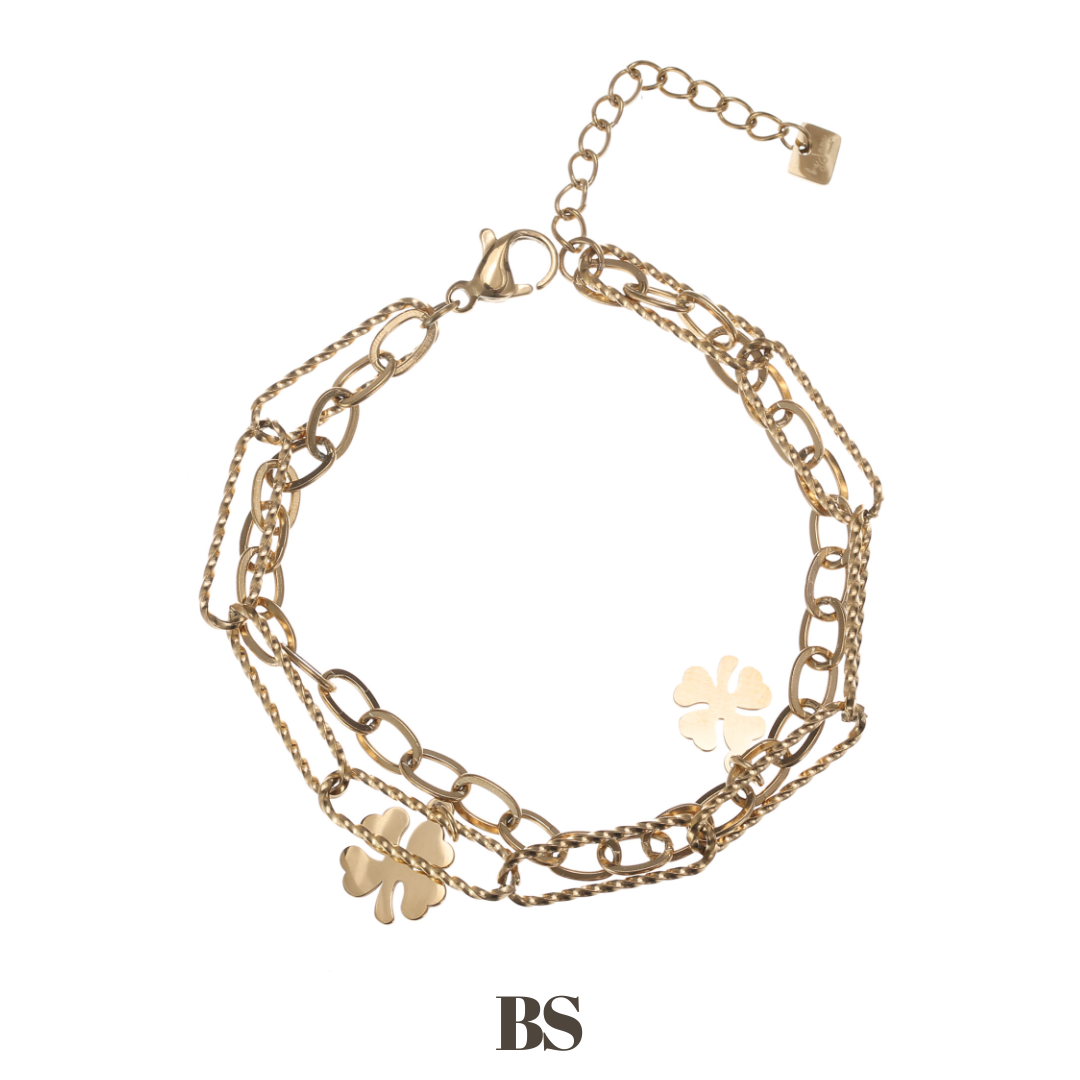 Close-up van de Double Lucky Clover armband, met twee armbandjes in één: een grove schakel en een subtiele schakel, beide met twee klavertje vier bedeltjes, gemaakt van stainless steel, hypoallergeen, waterproof en verkleurt niet.