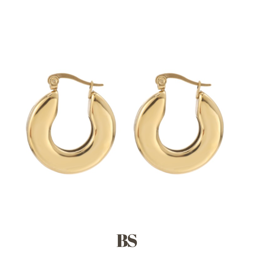 Close-up van de gold Circle hangers, met een brede ronde vorm voor een opvallende look, gemaakt van stainless steel, hypoallergeen, waterproof en verkleuren niet.