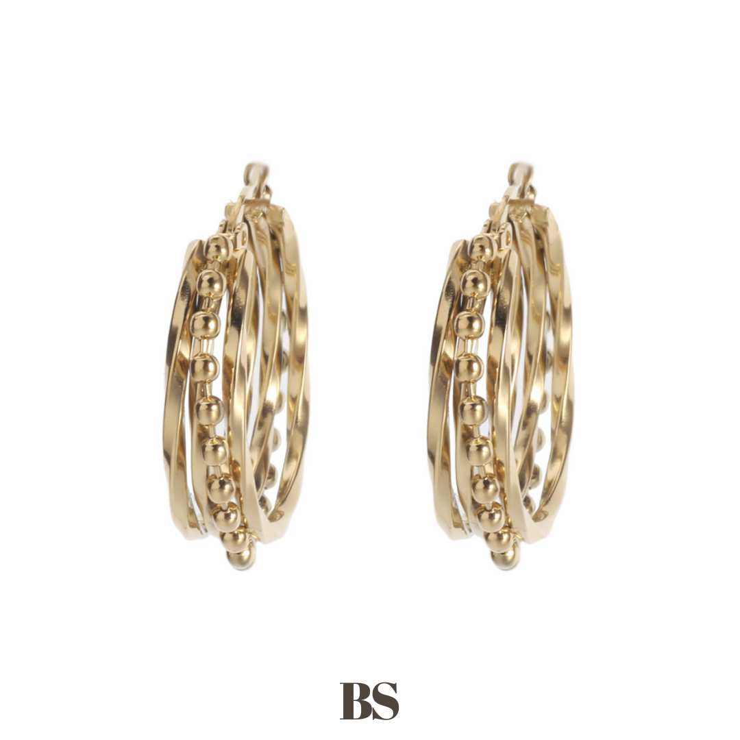 Close-up van de Vivian Ring oorbellen, met drie twisters en een band met kleine gouden rondjes, gemaakt van stainless steel, hypoallergeen, waterproof en verkleuren niet.
